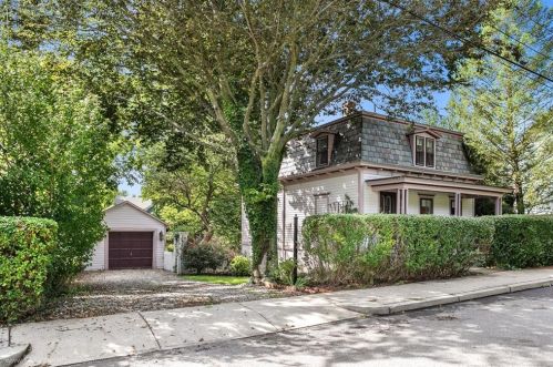 82 Spring St, Warwick, RI 02818-2922