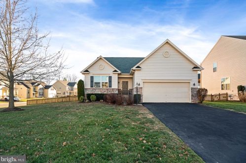 32 Manorwood Dr, Fredericksburg, VA 22406-8204