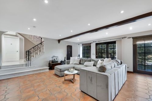 1664 Las Flores Dr, Glendale CA  91207-1200 exterior