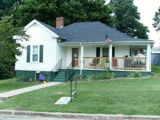 993 Burton St, Eden, NC 27288-6449