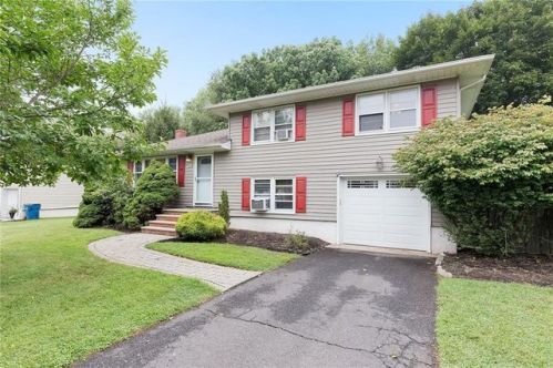22 Maplehurst Ln, Piscataway, NJ 08854-3502