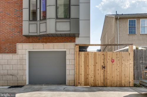 720 4 St, Philadelphia PA 19147-3127 exterior