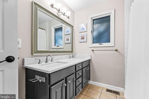 646 Maple Ave, Tavistock NJ 08033-1147 exterior