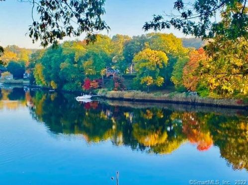 4 Cove View Dr, Quaker Hill CT  06375-1501 exterior