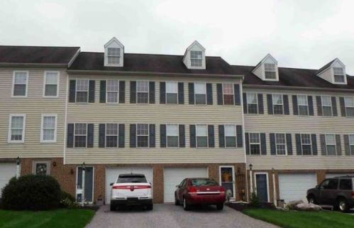 1126 Hearthridge Ln, York, PA 17404-7815