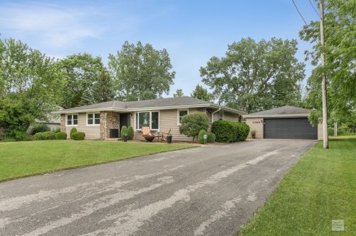 720 Laura St, Joliet, IL 60404-9371
