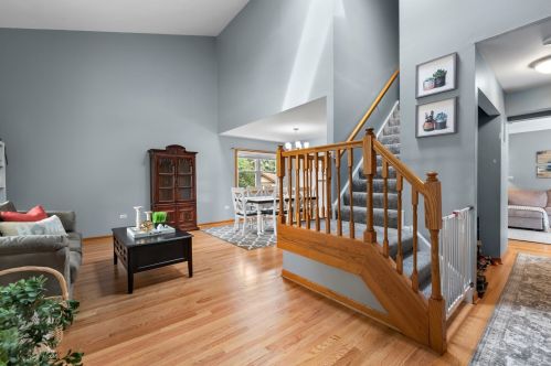 911 Cumberland Ct, Carol Stream IL  60188-9070 exterior