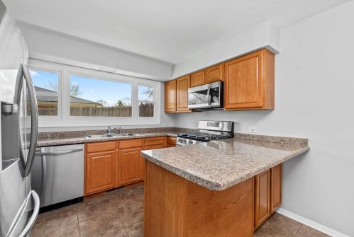 109 Beverly Ct, Streamwood, IL 60107-2801