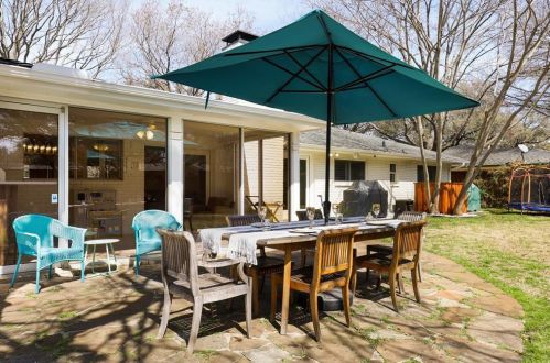 3314 Darbyshire Dr, Dallas TX  75229-5027 exterior