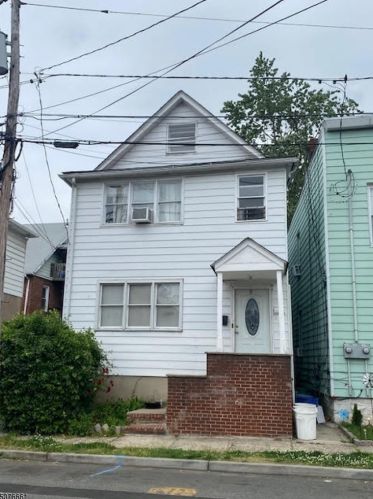8 Essex St, Nutley, NJ 07110-3220
