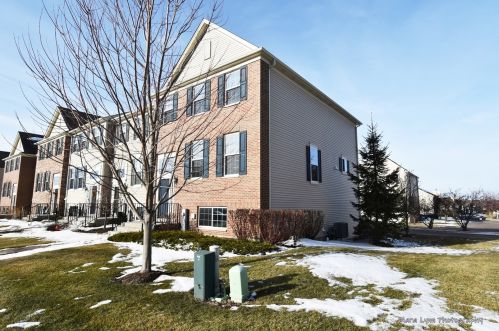 428 Town Center Blvd, Gilberts, IL 60136-8005