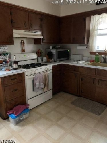 410 New Market Rd, Green Brook, NJ 08812-1505