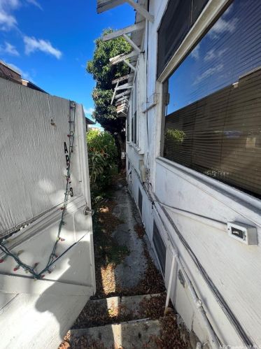 1622 Lusitana St, Honolulu HI  96813-1623 exterior