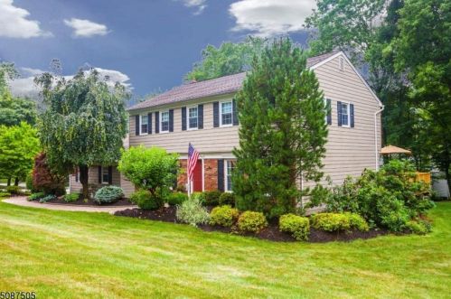 1 Kurt Dr, Roxbury Township, NJ 07836-9717
