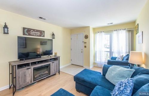 1051 Chedworth Cir, Mahwah, NJ 07430-1370