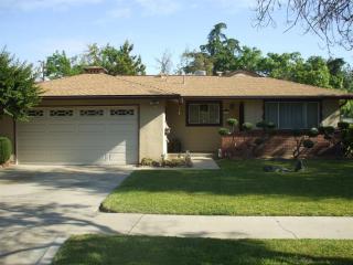 2647 Hampton Way, Fresno, CA 93726-4118