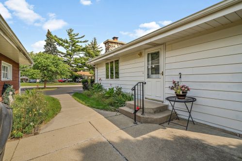 6806 Quincy St, Willowbrook IL  60527-5363 exterior