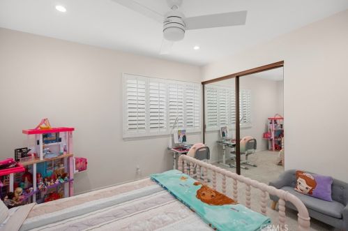 10 Vispera, Irvine CA  92620-2127 exterior