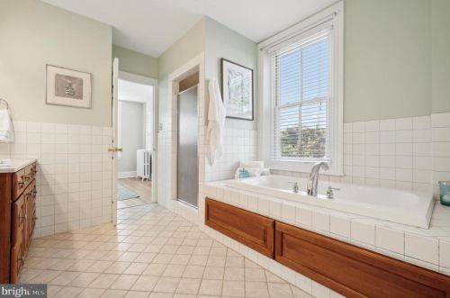 28 Gravers Ln, Philadelphia PA 19118-4132 exterior