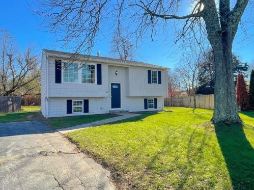 40 Gateway Ct, Warwick, RI 02889-1510