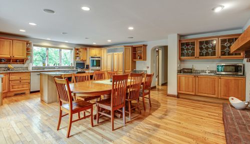 1380 Valley Rd, Bannockburn, IL 60015-1550