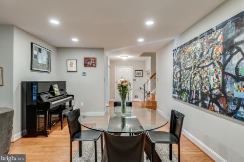 2333 Rosedown Dr, Herndon VA  20191-1631 exterior