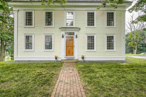 7 Emery Ln, Stratham, NH 03885-2310