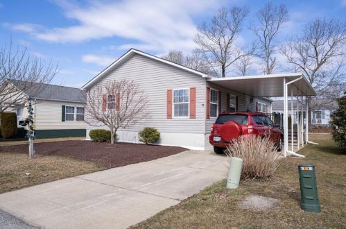 18 Blackbird St, Tiverton, RI 02878-2399
