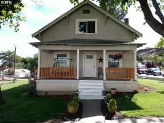 399 6th St, Maupin, OR 97037-8127