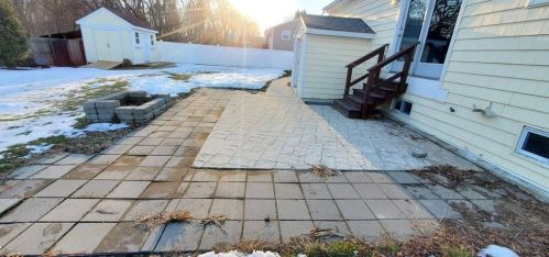 14 Colonial Dr, Warren RI  02885-1709 exterior