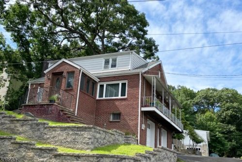 42 Vine St, Paterson, NJ 07508-2545