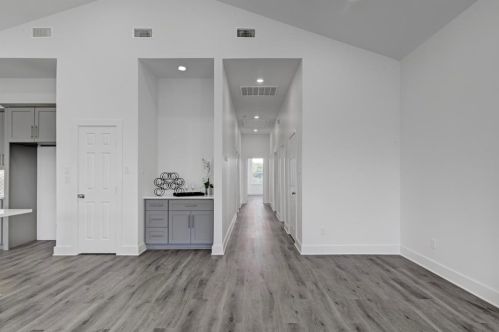 713 Baywood Dr, Taylor Lake Village TX exterior