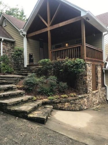 1066 Long Laurel Ridge Dr, Lakemont, GA 30552-2918