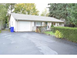 235 6th St, Interlachen, OR 97024-1943