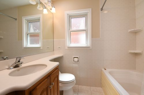 719 Latimer Ln, Homewood, IL 60422-1328