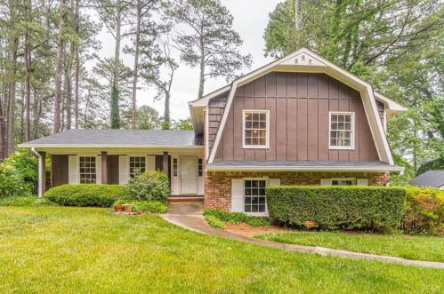 979 Flamecrest Dr, Stone Mountain, GA 30083-2513