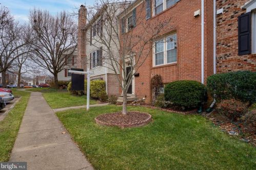 8023 Sleepy View Ln, Springfield VA  22153-2921 exterior