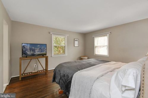 6717 Holford Ln, Springfield VA  22152-2935 exterior