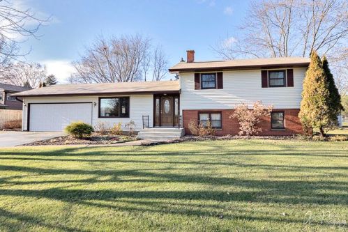 807 Sharon Dr, Bull Valley, IL 60098-3059