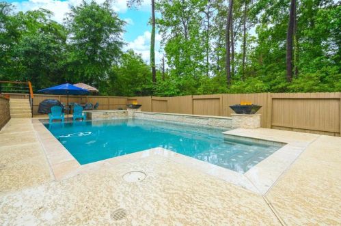 1828 Lily Meadows Dr, Conroe TX  77304-2949 exterior