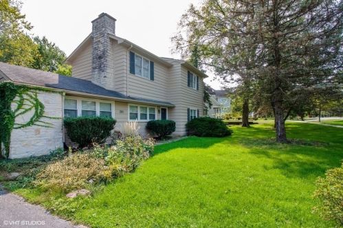 201 Walker Ave, Willowbrook, IL 60514-1342