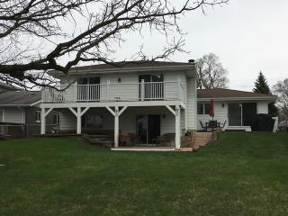 182 Oakwood Dr, Antioch, IL 60002-1660
