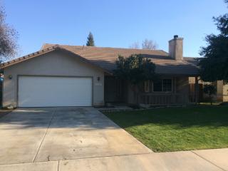 828 Arroyo St, Visalia, CA 93292-3527