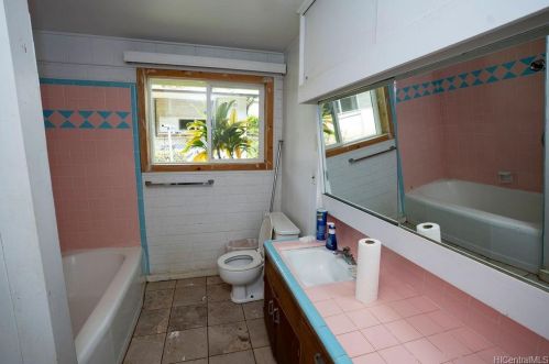 48 Akamu Pl, Honolulu HI  96817-1422 exterior