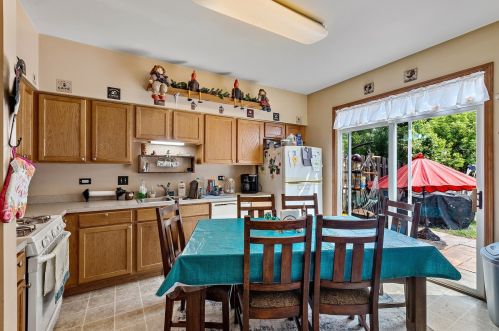 1691 Cameron Dr, Pingree Grove IL  60140-9074 exterior