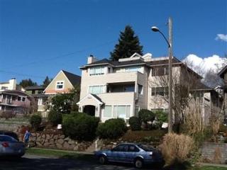 7664 Green Lake Dr, Seattle, WA 98103-4915