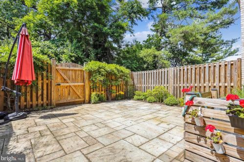 1804 Golf View Ct, Herndon, VA 20190-4701
