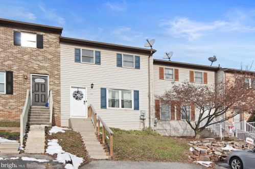 35 Mall Rd, Etters, PA 17319-9589