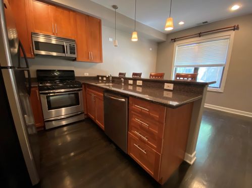 1900 Byron St, Chicago, IL 60613-2732