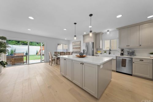 511 Dianthus St, Manhattan Beach, CA 90266-6720